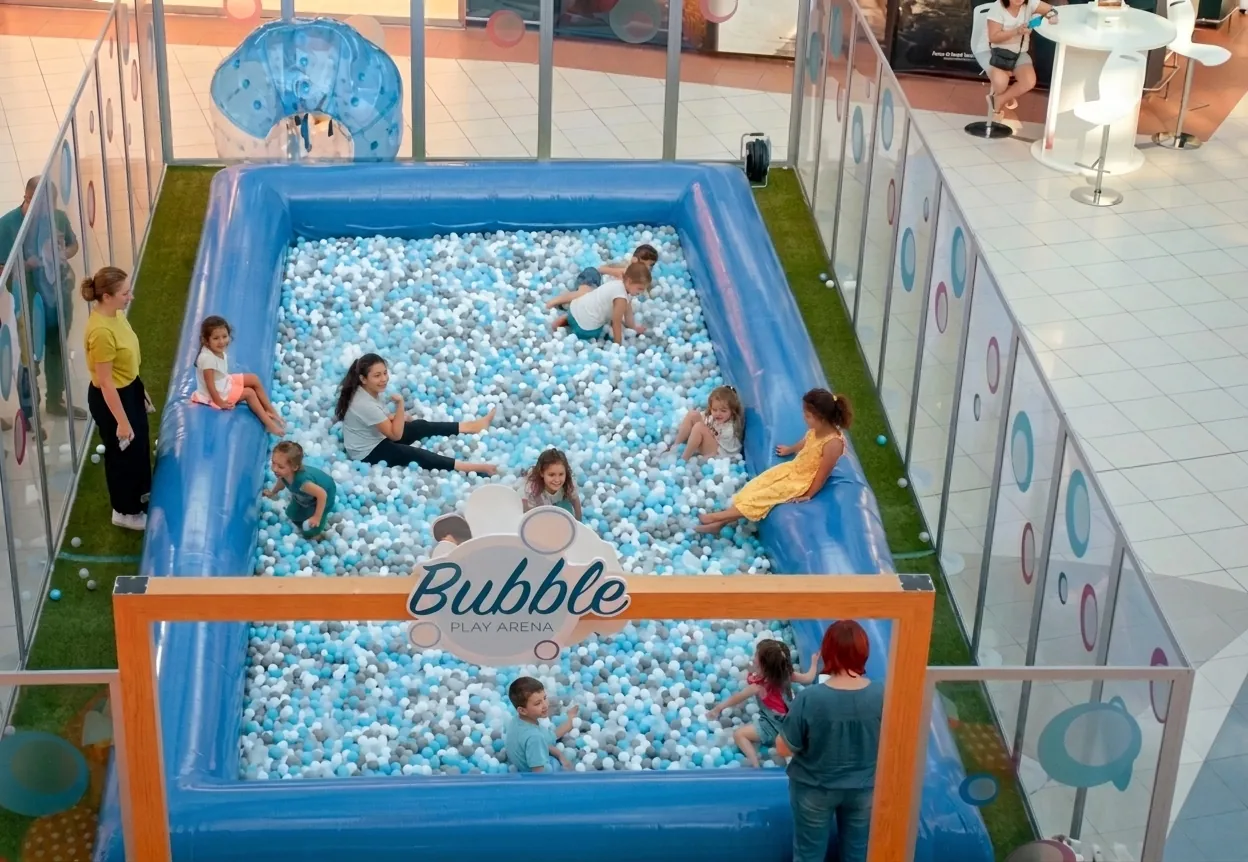 Bubble Play Arena — Una vasca di palline per tuffarsi, al centro della galleria.